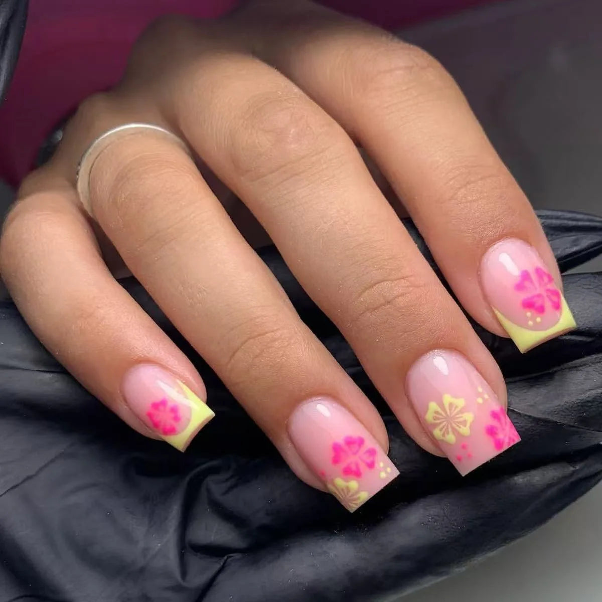 24Pcs Fairy White Flower Fake Nails Pink French Tip Press on Nails Short Square Wearable False Nail for Women Girls DIY Manicure